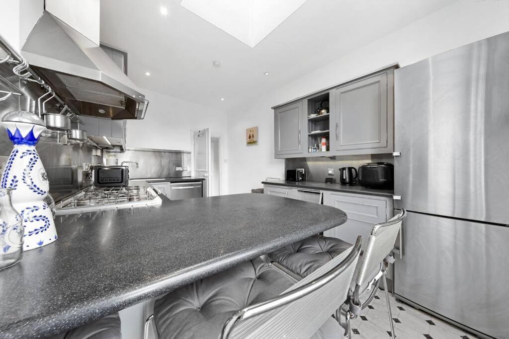Spacious Sleep 11 With Terrace In Earls Court Ec99 Londen Buitenkant foto