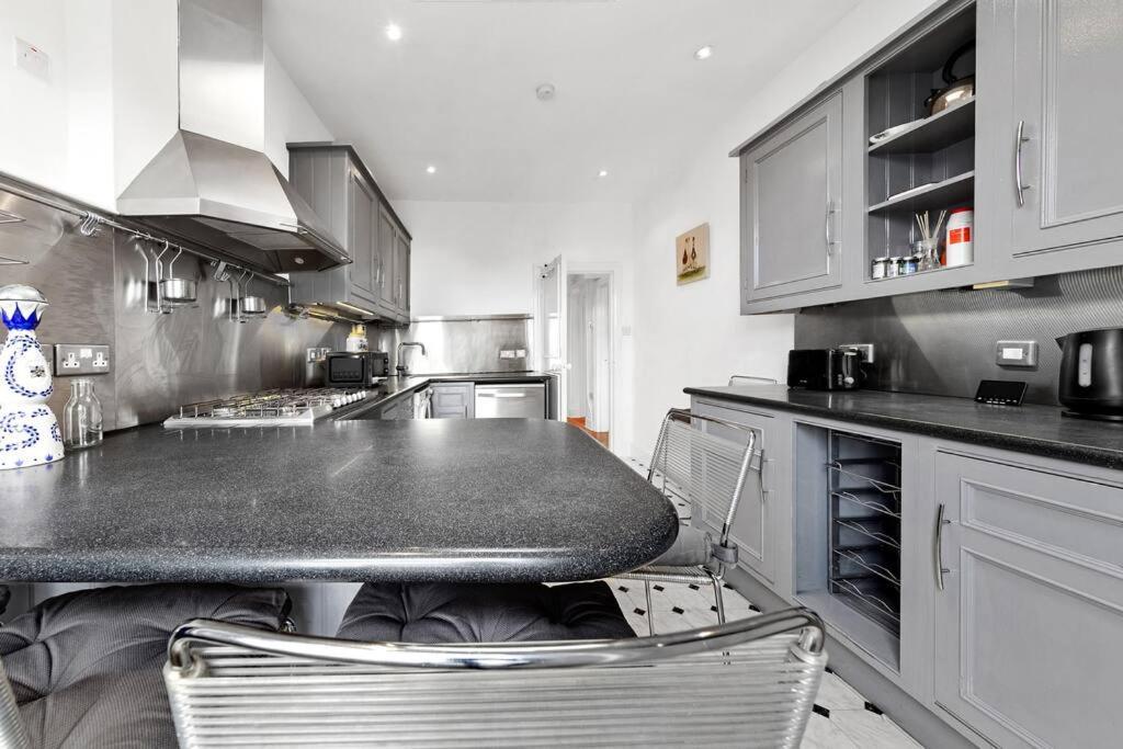 Spacious Sleep 11 With Terrace In Earls Court Ec99 Londen Buitenkant foto
